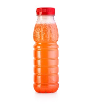 Sok pomarańczowy w plastikowej butelce na białym tle ze ścieżką przycinającą