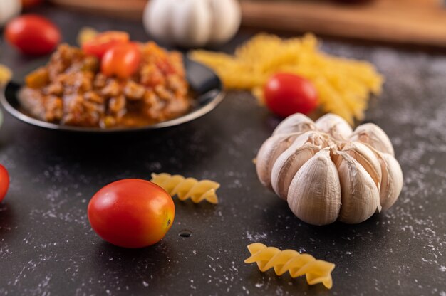 Sos Do Smażenia Spaghetti Lub Makaronu Do Smażenia Na Czarnym Talerzu.