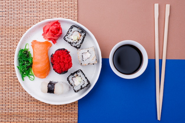 Sos sojowy i świeże sushi na stole