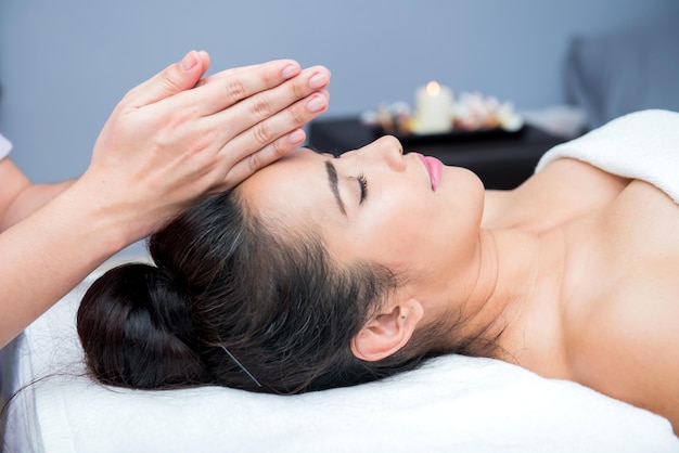 Spa i masaż tajski, piękne kobiety relaksujące i zdrowe z aromaterapii