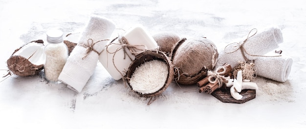 Bezpłatne zdjęcie spa martwa natura organicznych kosmetyków z kokosami na jasnym tle drewnianych, koncepcja pielęgnacji ciała