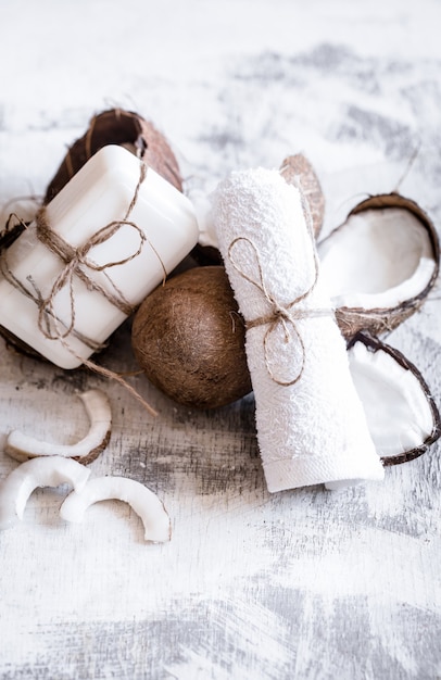 Spa Martwa Natura Organicznych Kosmetyków Z Kokosami Na Jasnym Tle Drewnianych, Koncepcja Pielęgnacji Ciała