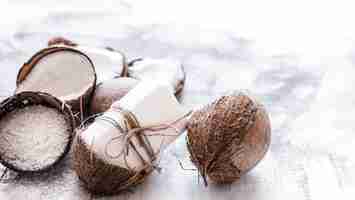 Bezpłatne zdjęcie spa martwa natura organicznych kosmetyków z kokosem