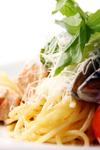 Bezpłatne zdjęcie spaghetti i mięso z bazylią serową i małżami