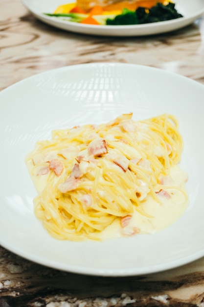 Bezpłatne zdjęcie spaghetti lub pasta carbonara