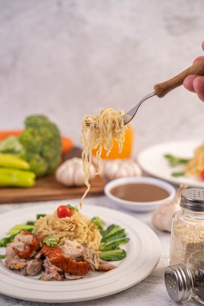 Spaghetti na talerzu z pomidorami Kolendra i bazylia.