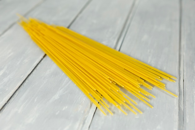 Spaghetti z drewnianym tłem