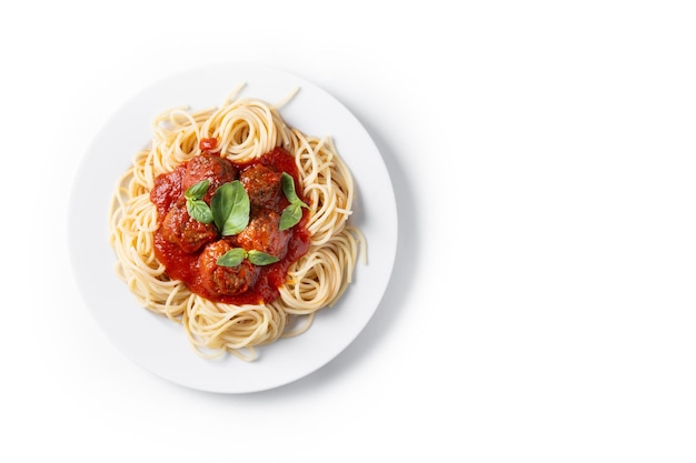 Bezpłatne zdjęcie spaghetti z kulkami mięsnymi na białym tle