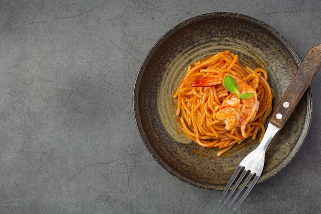 Spaghetti z owocami morza w sosie pomidorowym Udekorowane pięknymi składnikami.