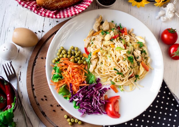 Spaghetti z pokrojonymi warzywami i fasolą