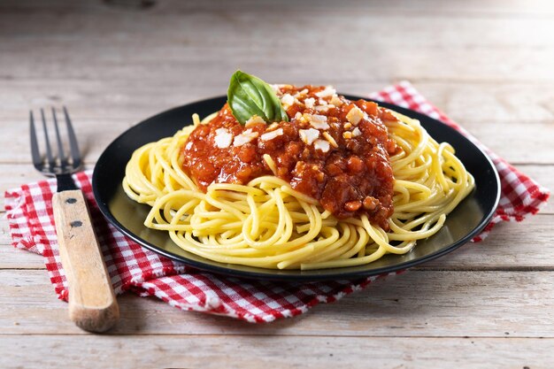 Spaghetti z sosem bolońskim na drewnianym tablexA