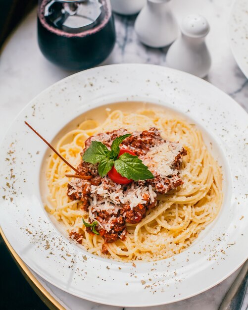 Spaghetti z sosem mięsnym i tartym parmezanem