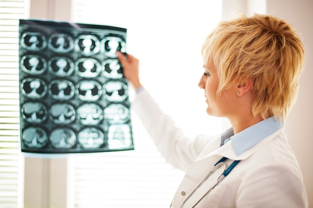 Bezpłatne zdjęcie specjalista sprawdzający wyniki tomografii mózgu