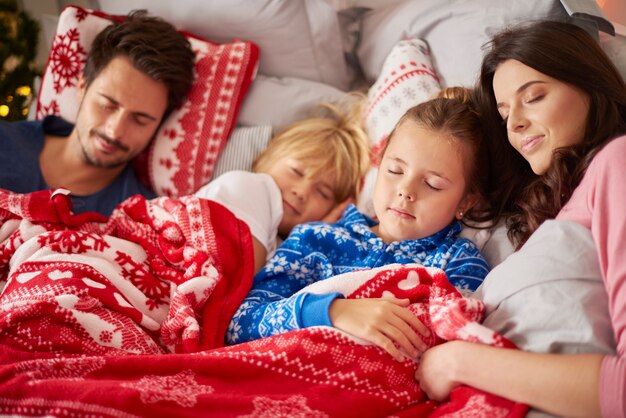 Śpiąca rodzina w Boże Narodzenie rano