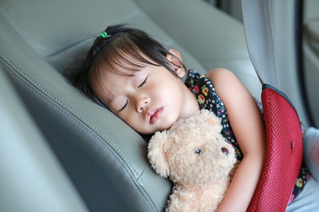 Śpiące dziecko w pasie samochodowym