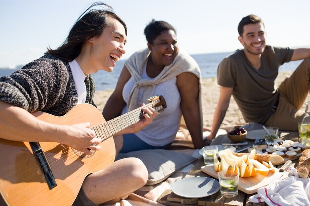 Śpiew i gra na gitarze na pikniku