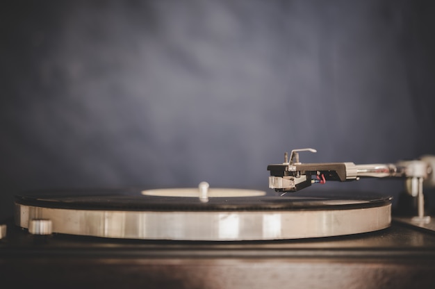 Bezpłatne zdjęcie spinning record player with vintage vinyl