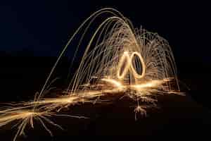 Bezpłatne zdjęcie spirala ogniowa z wełny, sztuka przędzenia wełny stalowej, światło absrtact