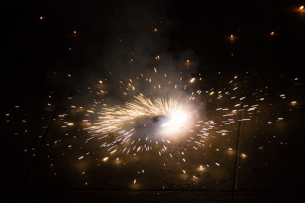 Spiralne fajerwerki na podłodze koncepcja święta bożego narodzenia