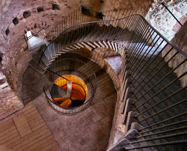 Spiralne schody wewnątrz betonowego budynku