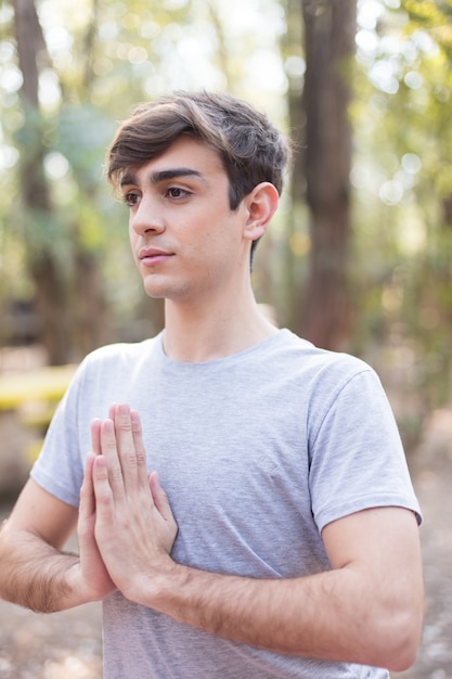 Spiritual boy medytacji w parku