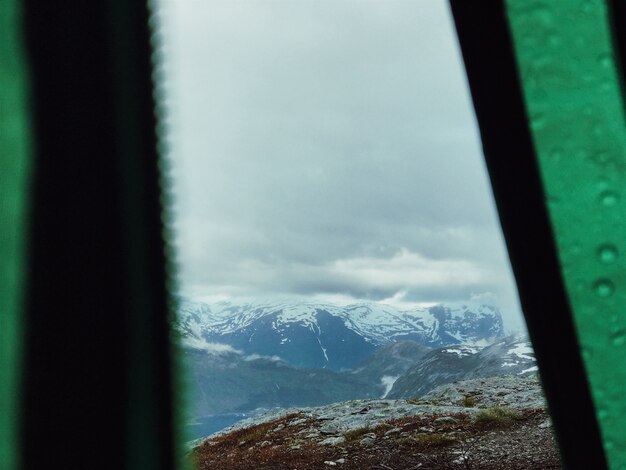 Spójrz na góry pokryte śniegiem przez namiot