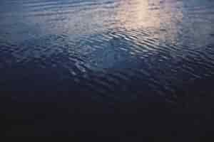 Bezpłatne zdjęcie spokojne wody w ciemnoniebieskim tle oceanu