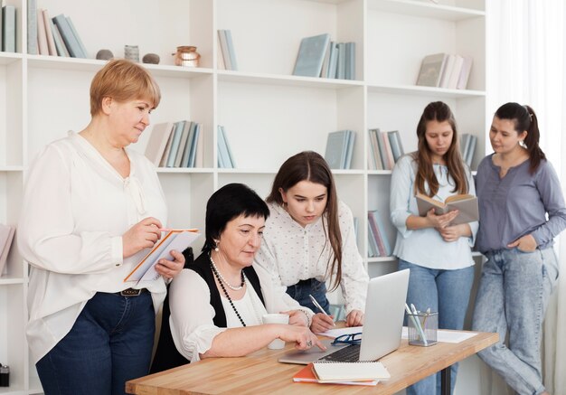 Społeczne spotkanie kobiet spędzających czas w pomieszczeniu