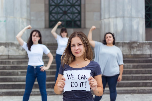 Społeczność młodych kobiet maszerujących na rzecz równych praw