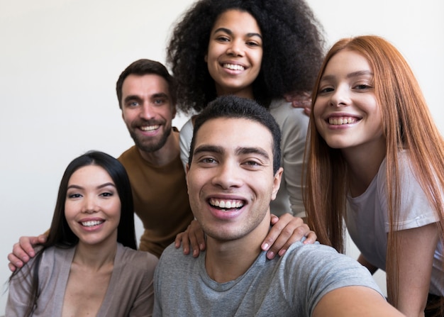 Społeczność pozytywnych ludzi biorących selfie razem