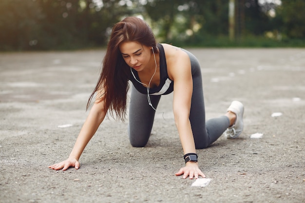 Sport Dziewczyna Szkolenia Ze Słuchawkami W Parku Lato