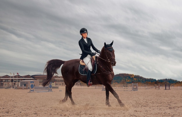 Bezpłatne zdjęcie sport jeździecki młoda dziewczyna jeździ konno na mistrzostwach
