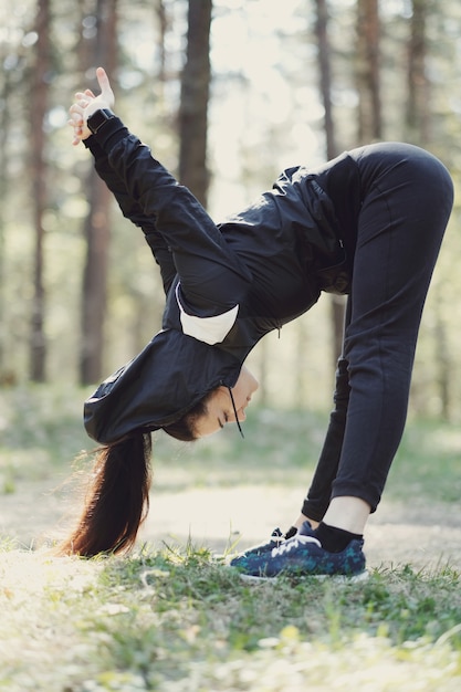 Bezpłatne zdjęcie sport na świeżym powietrzu, dziewczyna streching, dziewczyna streching