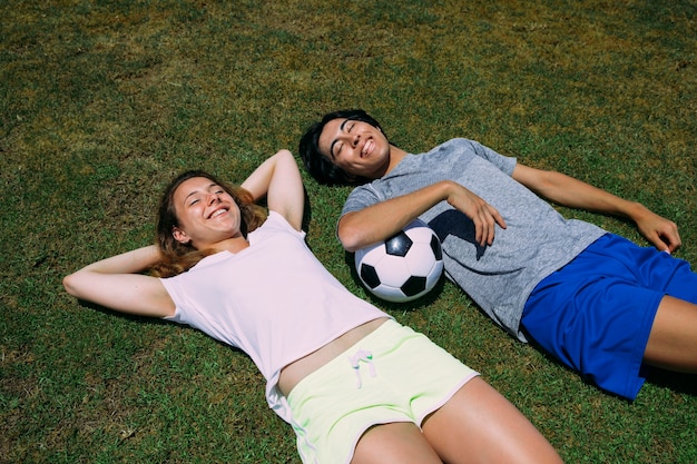 Bezpłatne zdjęcie sportive wieloetniczni nastoletni przyjaciele cieszy się słonecznego dzień