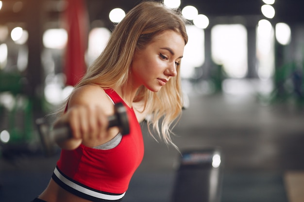 Sportowa Blondynki Kobieta W Sportowym Szkoleniu W Gym