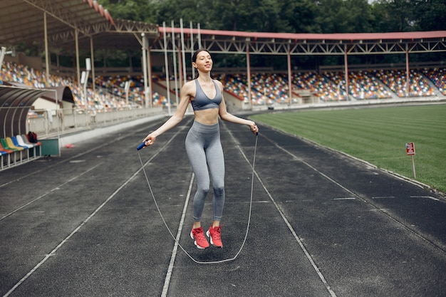 Sportowa dziewczyna trenuje na stadionie