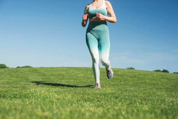 Bezpłatne zdjęcie sportowa kobieta biega plenerowego w parku