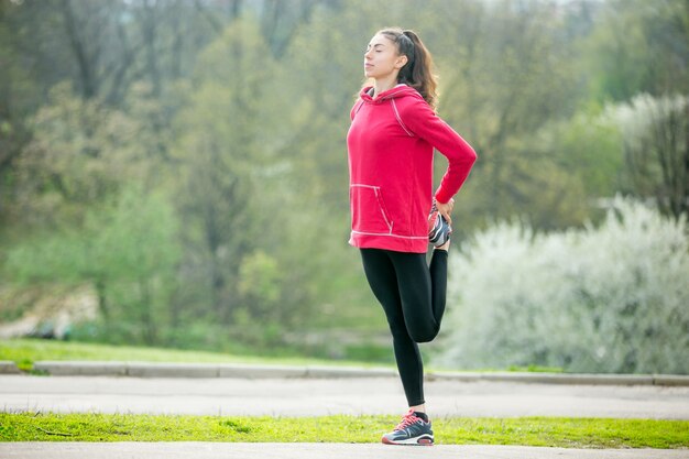 Sportowa kobieta ocieplająca się na świeżym powietrzu