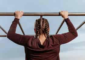 Bezpłatne zdjęcie sportowa kobieta robi ćwiczenia fitness na świeżym powietrzu