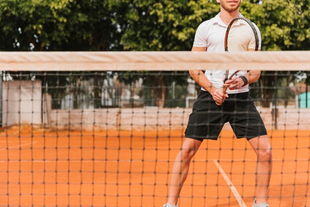Sportowa młoda chłopiec bawić się tenisa