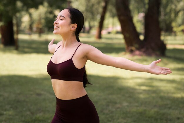 Sportowa młoda kobieta szczęśliwa ćwiczyć outdoors