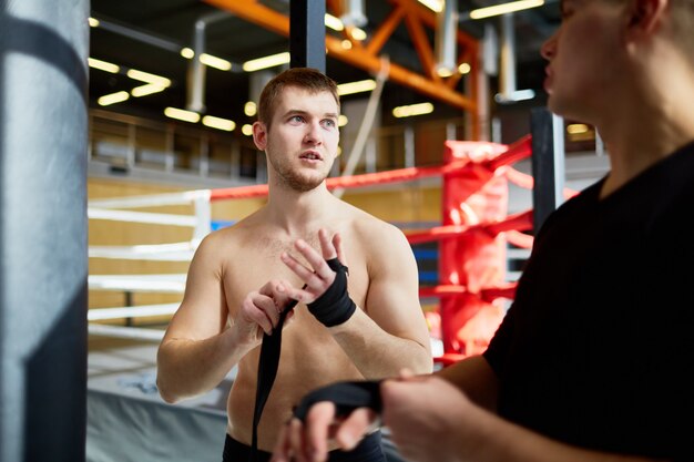 Sportowcy naprawiający trening w klubie bokserskim