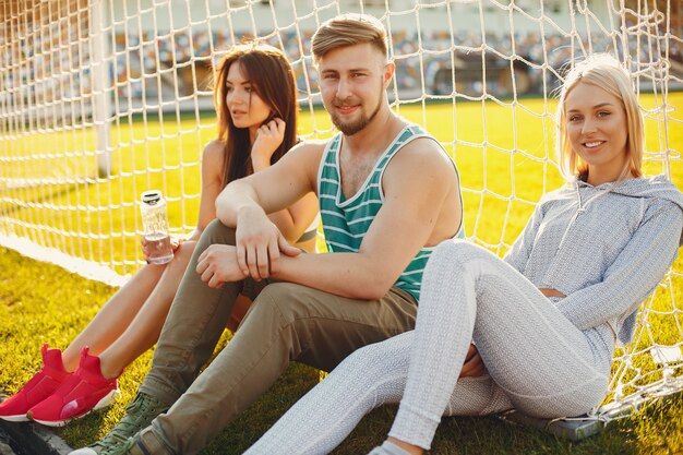 Sportowcy trenujący na stadionie