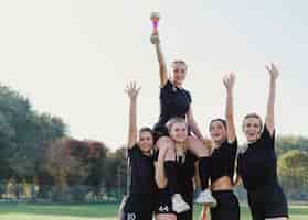 Bezpłatne zdjęcie sportowe dziewczyny wygrywają trofeum