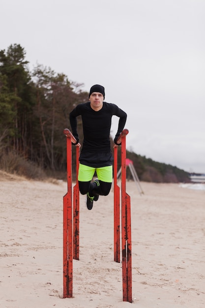 Bezpłatne zdjęcie sportowiec pracuje na plaży