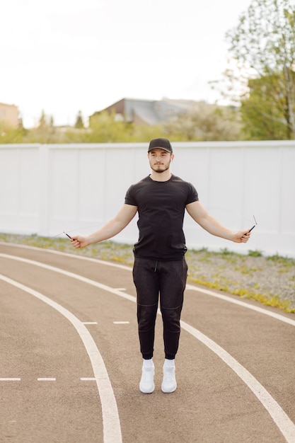 Sportowiec robi trening fitness. Trening poza siłownią.