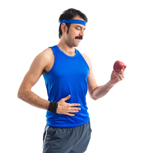 Sportowiec trzyma jabłko