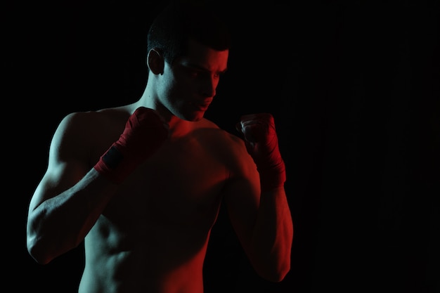 Sportowy bokser uderza z determinacją