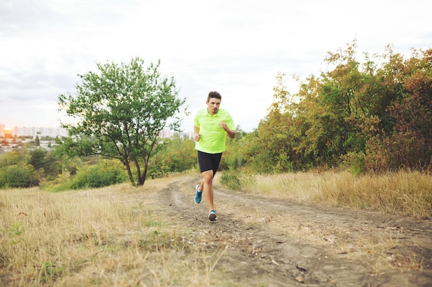 Sportowy mężczyzna bieg w parku