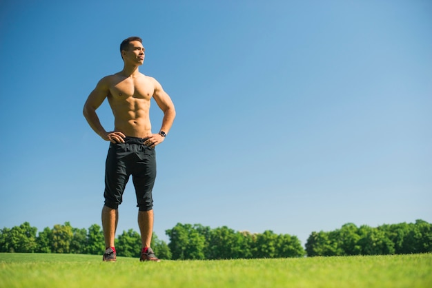 Bezpłatne zdjęcie sportowy mężczyzna ćwiczy sport plenerowy